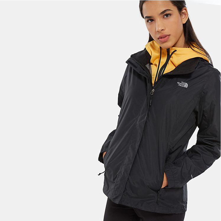 Wie man sich im April in Mykonos kleidet: Nehmen Sie eine winddichte Jacke mit, wie zum Beispiel die Northface Windjacke